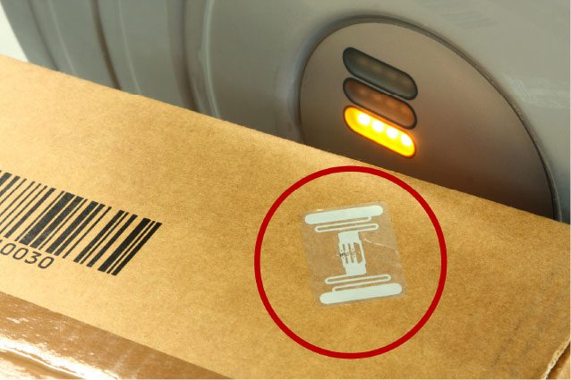 Hàng hóa có dán tem nhãn RFID để nhận diện và quản lý tự động