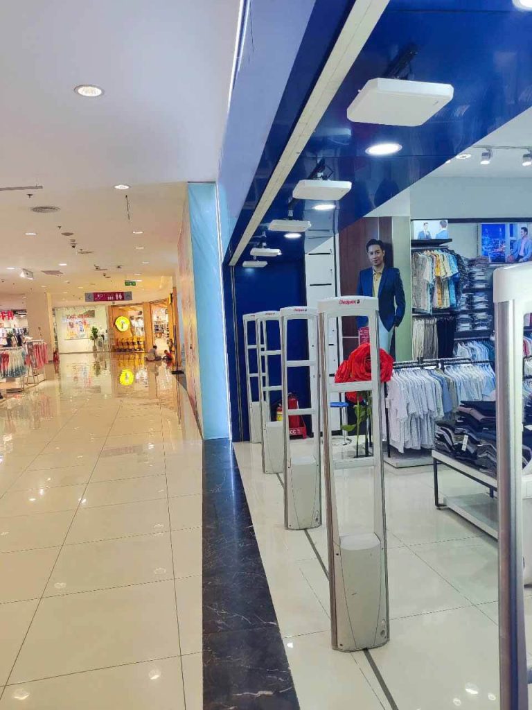 Lắp đặt hệ thống kiểm soát RFID tại cửa hàng thời trang trong trung tâm thương mại